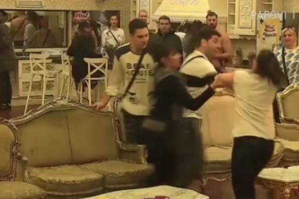 NEVIĐENI SKANDAL U PAROVIMA: Dina ŠAMARALA i ŠUTIRALA Marinkovića! Jedva su je obuzdali! (VIDEO)