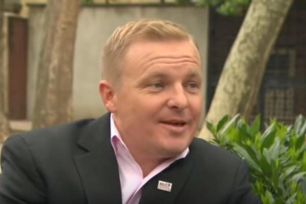 PREPOZNAO SEBE NA SAJTU ZA NESTALU DECU: Ovaj muškarac je posle 30 godina otkrio STRAŠNU ISTINU O SEBI! (VIDEO)