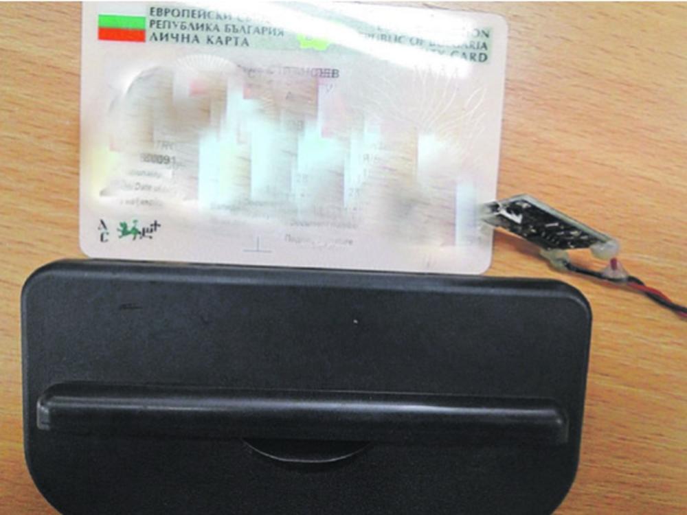 Fleš memorija ovog mehanizma ima funkciju da čuva podatke o velikom broju kartica, sve dok se oni ne pokupe sa pravih bankomata  