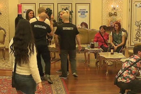 ZBOG PROVOKACIJE NASTAO HAOS! Ujeo je za prste i zamalo ih ODGRIZAO, vriska i panika u Parovima