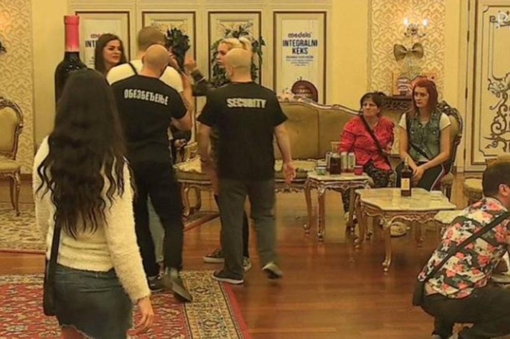 ZBOG PROVOKACIJE NASTAO HAOS! Ujeo je za prste i zamalo ih ODGRIZAO, vriska i panika u Parovima