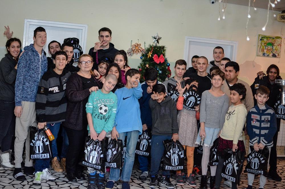 CRNO-BELI KLINCI OBRADOVALI MALIŠANE: Pecarski i Aranitović podelili paketići deci iz doma na Senjaku!