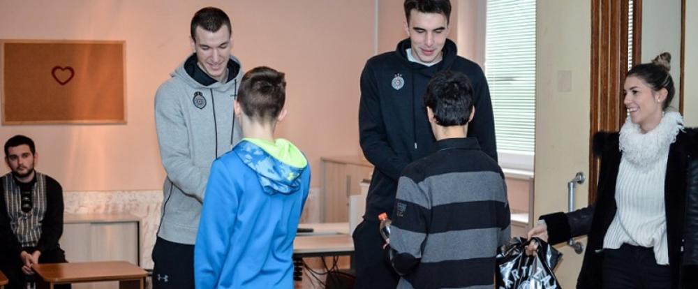 Aranitović i Pecarski uručuju paketiće deci  