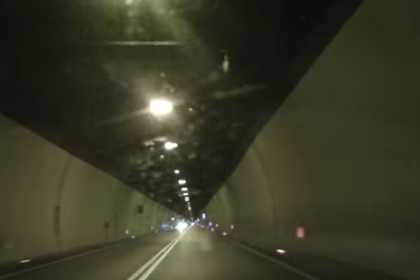 ISPRED TUNELA SE POJAVLJUJE CRNA LEPOTICA KOJA STOPIRA: Ono što se desi kada uđe u auto je neobjašnjivo! (VIDEO)
