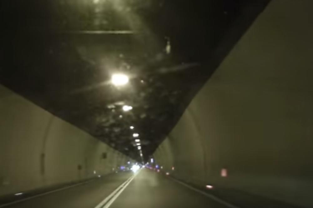 ISPRED TUNELA SE POJAVLJUJE CRNA LEPOTICA KOJA STOPIRA: Ono što se desi kada uđe u auto je neobjašnjivo! (VIDEO)