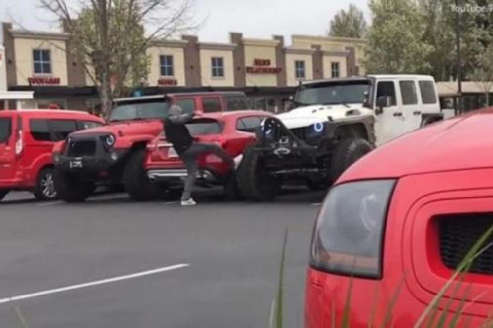 BAHATI VOZAČ ZAUZEO DVA PARKING MESTA: Kad se vratio čekalo ga GORKO IZNENAĐENJE! Njegova reakcija je HIT! (VIDEO)