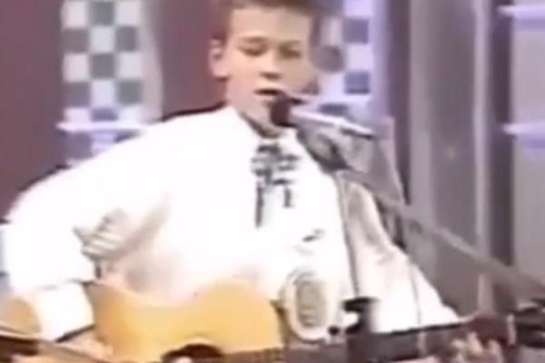 NIKADA GA NE BISTE PREPOZNALI: Danas je jedan od NAJPOZNATIJIH PEVAČA, a kao KLINAC je nastupao kod Minje Subote!