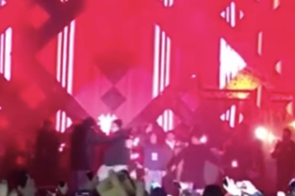 IZBODEN GRADONAČELNIK NA BINI, LJUDI U PANICI: Napadač dotrčao do njega i ubo ga PRAVO U SRCE! Pravi HOROR! (VIDEO)