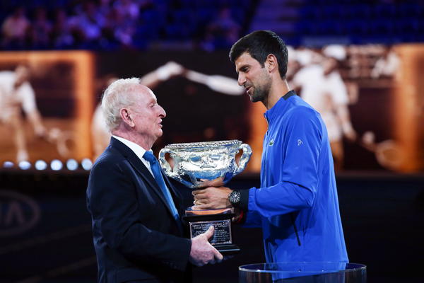 KAKVA ČAST: Novak Đoković uručio pehar čoveku koga će pokušati da sruši na 50. godišnjicu od podviga!
