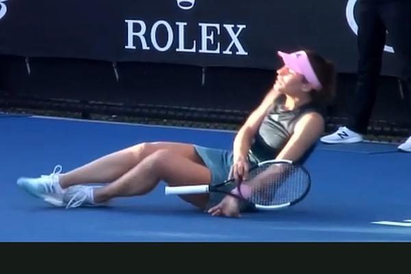 SRPKINJA SE SRUŠILA NASRED TERENA U MELBURNU: Drama i panika na meču Australijan opena, borila se za dah!