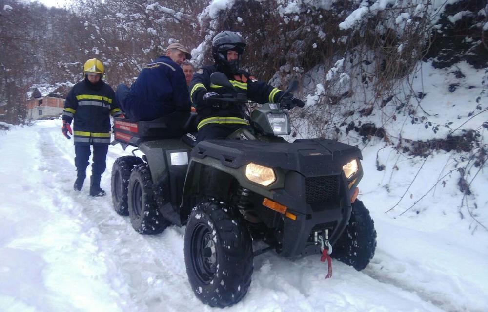 Pripadnici  vatrogasno-spasilačkih jedinica evakuisali su stara lica iz zabačenih jrajeva i odvezli ih u Dom zdravlja      