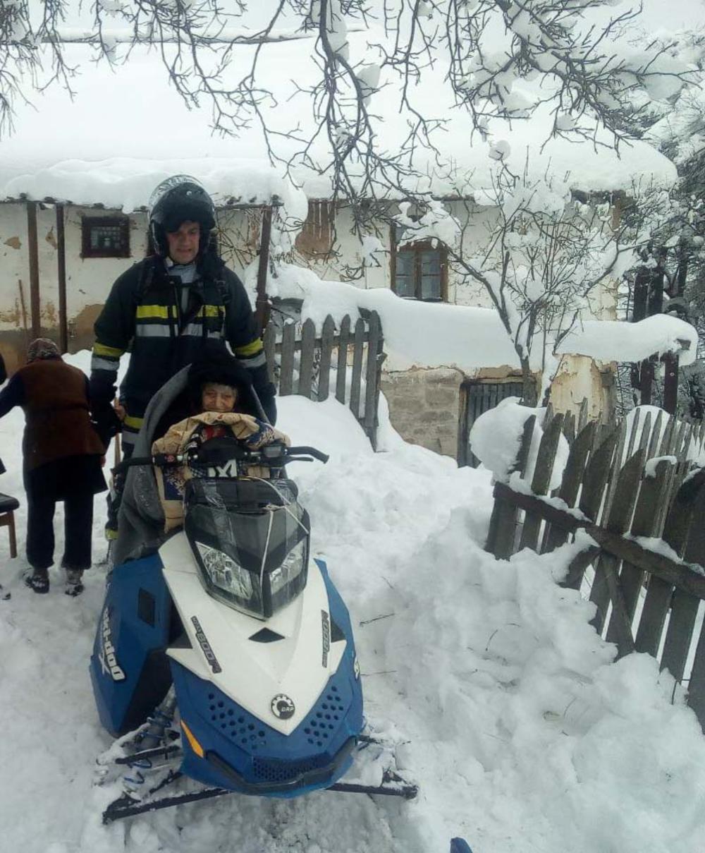 Pripadnici  vatrogasno-spasilačkih jedinica evakuisali su stara lica  