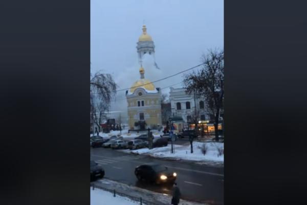 ŽELE DA POTPUNO IZGORI PRAVOSLAVNA CRKVA: Požar centru Kijeva, a VATROGASCIMA NAREĐENO DA SE POVUKU! (VIDEO)