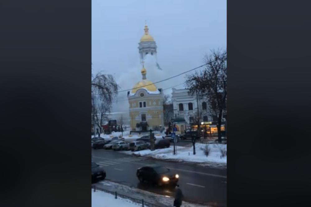 ŽELE DA POTPUNO IZGORI PRAVOSLAVNA CRKVA: Požar centru Kijeva, a VATROGASCIMA NAREĐENO DA SE POVUKU! (VIDEO)