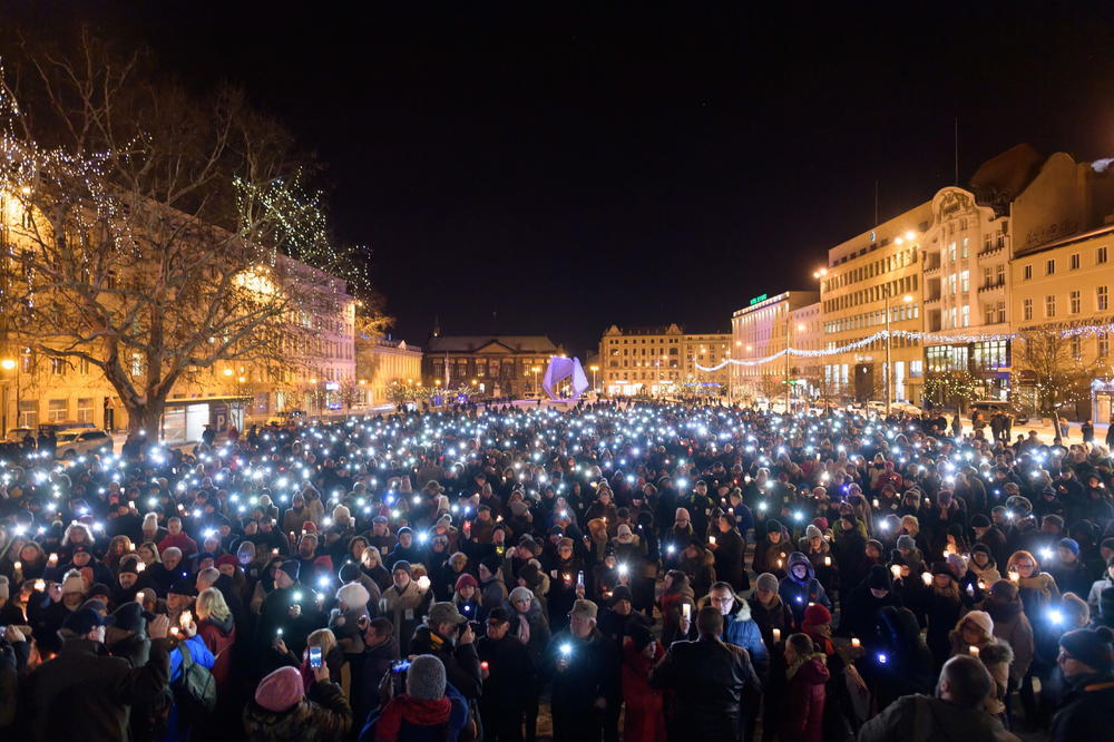 BRUTALNO UBIJENOM GRADONAČELNIKU ODALI POŠTU: Hiljade Poljaka izašlo na ulice sa svećama, pa poručilo STOP MRŽNJI!