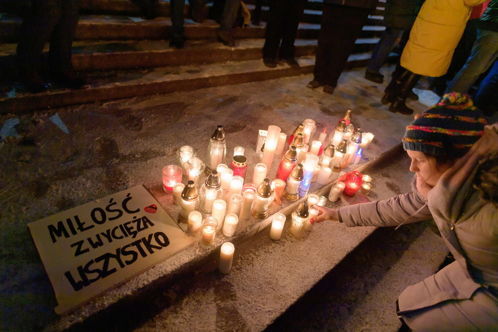 Palili sveče i nosili transparente 'stop mržnji'