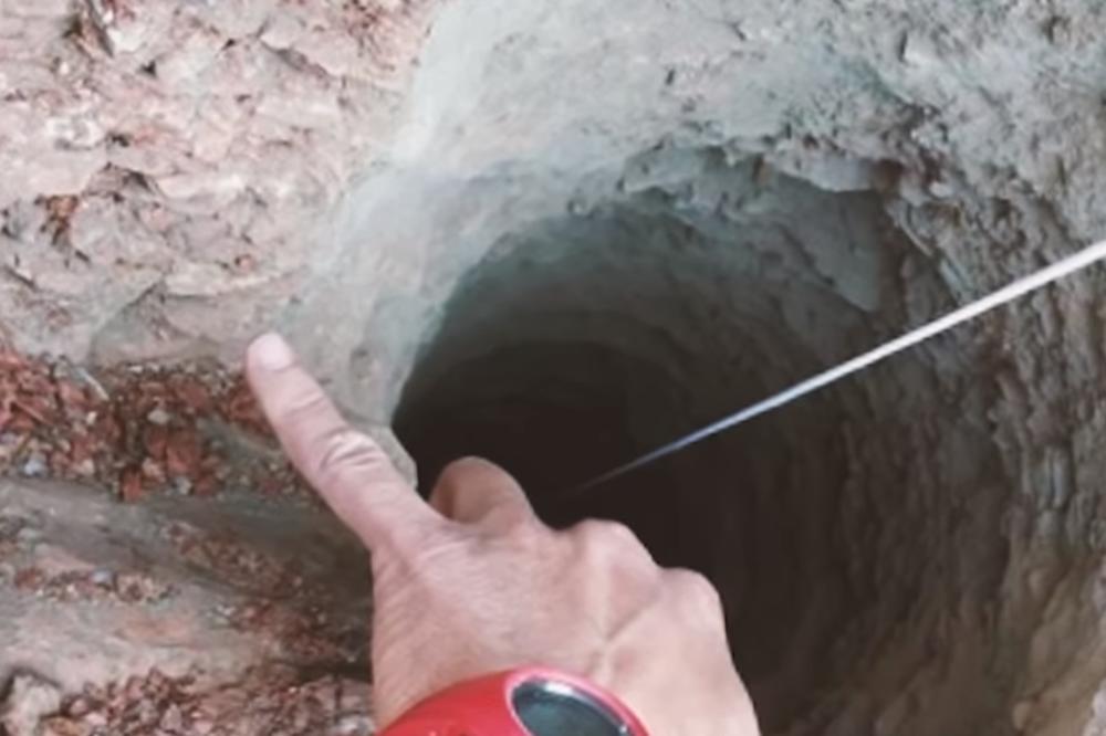 DEČAK (2) UPAO U USKU BUŠOTINU DUBOKU 100 METARA! Niko ne može da se spusti u nju, kamera otkrila nešto potresno!