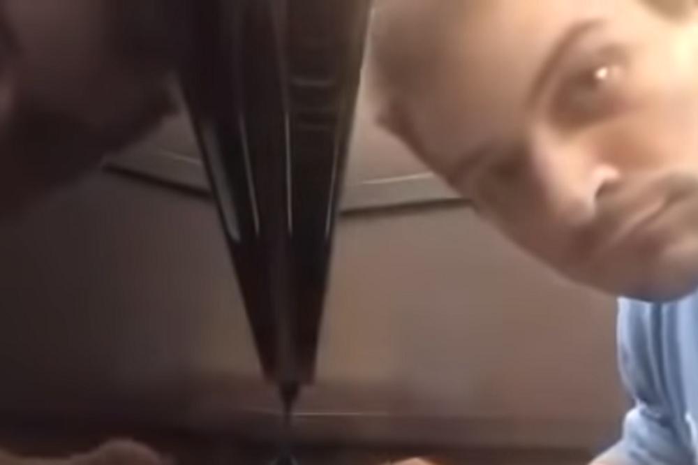 REAKCIJA PUTNIKA JE NAJJAČA: Mladi PIJANISTA zasvirao  UŽIČKO KOLO na klaviru na aerodromu u Dohi! (VIDEO)