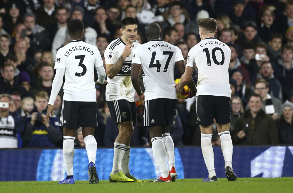 Mitrović i Kamara u klinču  