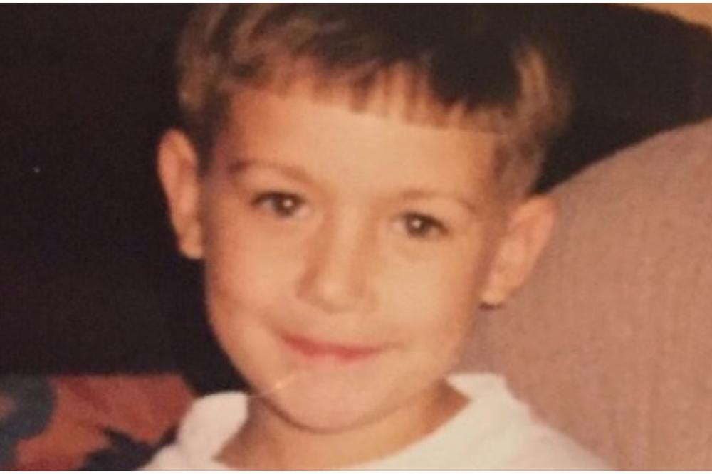 DA LI PREPOZNAJETE DEČAKA SA SLIKE? Oženio je NAJATRAKTIVNIJU PEVAČICU, razveo se, ali KIDA HITOVE!