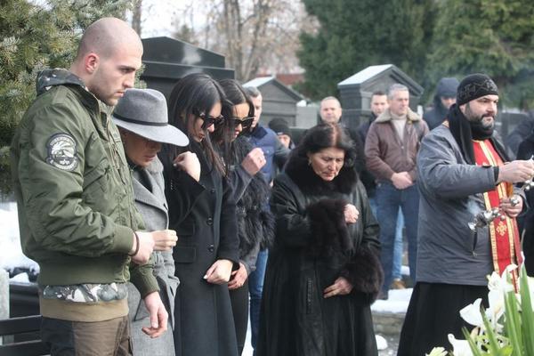 ODRŽAN POMEN ARKANU: Ceca sa Anastasijom, Veljkom i Bogdanom posetila njegov GROB! (VIDEO)