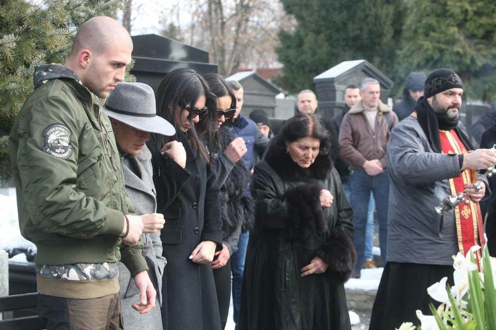 ODRŽAN POMEN ARKANU: Ceca sa Anastasijom, Veljkom i Bogdanom posetila njegov GROB! (VIDEO)