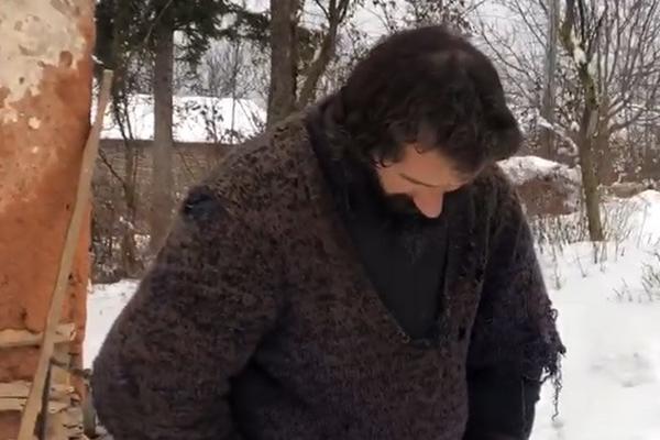 SLAVOLJUBU JE OTAC UMRO OD ZIME, A ON GODINAMA JEDE SAMO LEPINJU OD BRAŠNA I VODE: U trošnoj kući živi sam sa psima