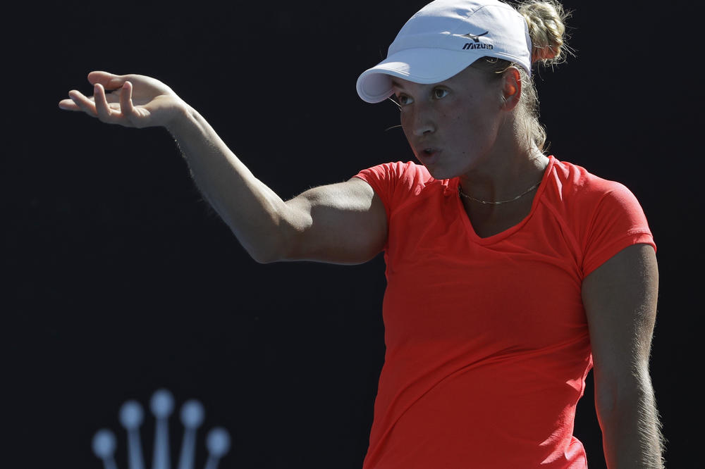 TENISERKE U KLINČU NA MREŽI: Baš ju je stisla! Igračica vrisnula od bola kad se pozdravljala s pobednicom!