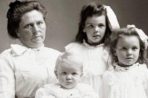 LEŠEVE SVOJIH MUŽEVA JE BACALA SVINJAMA! Ovo je prva CRNA UDOVICA, ubijala je i svoju decu!