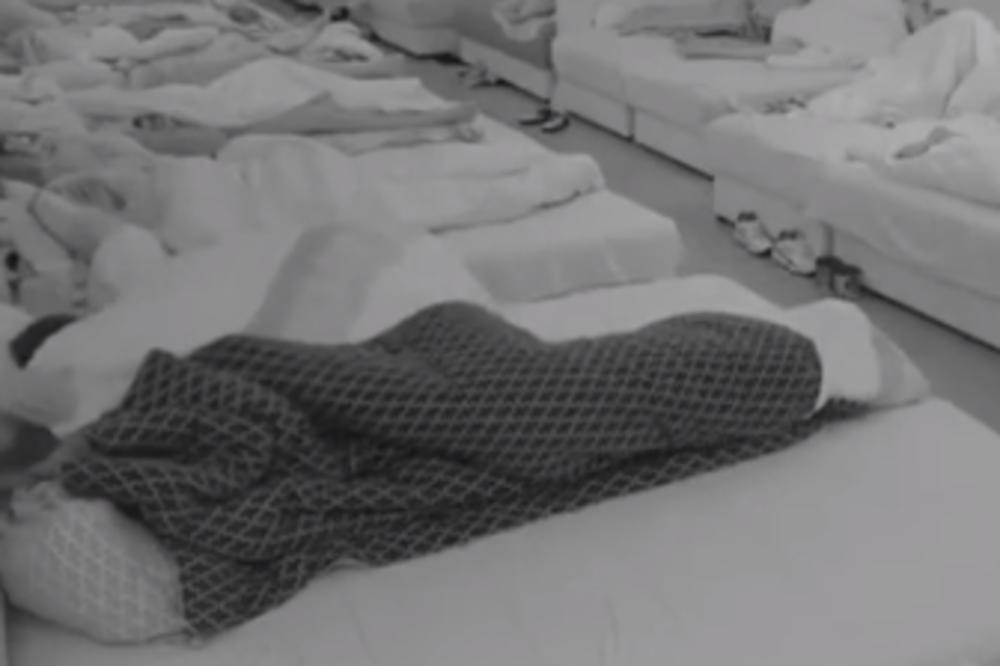 SVE JE PRŠTALO OD LJUBAVI I STRASTI ISPOD POKRIVAČA: Miljana i Zola zatresli KREVET pred ukućanima i kamerama!