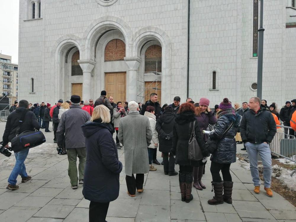 Ljudi su se okupili ispred Hrama Svetog Save i upalili sveće za Olivera  
