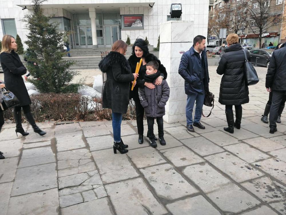 Milena sa sinom Bogdanom ispred Hrama Svetog Save  