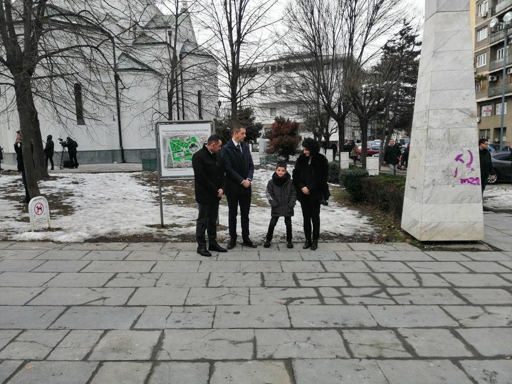 Milena sa sinom ispred Hrama Svetog Save  