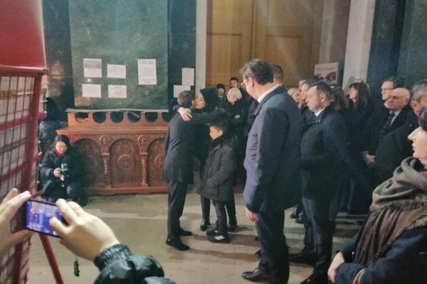 MILENA I BOGDAN PALE SVEĆE, I PREDSEDNIK VUČIĆ JE U HRAMU: Godinu dana od UBISTVA OLIVERA IVANOVIĆA! (VIDEO)