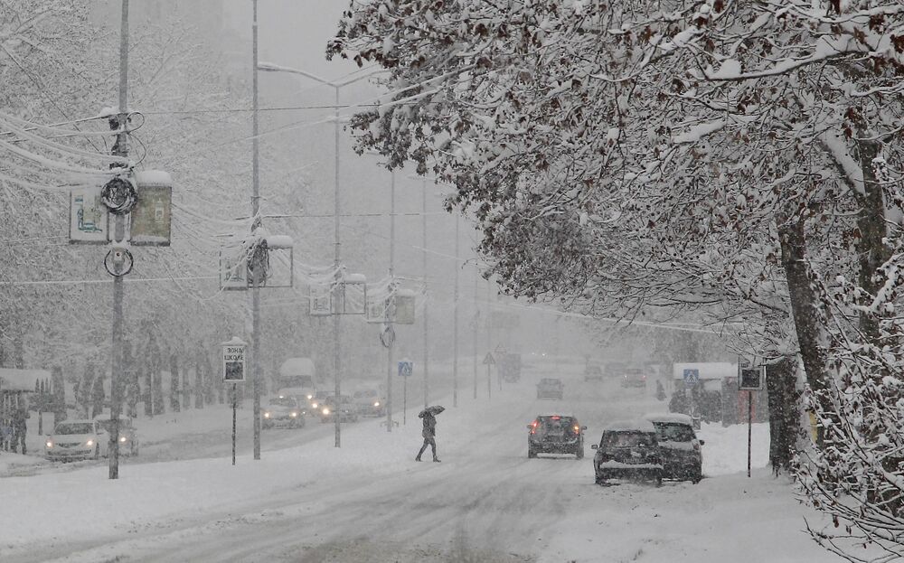 Automobili voze po snegu