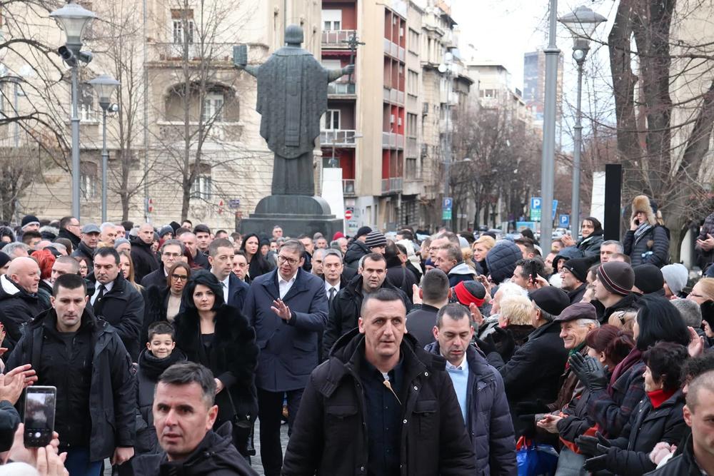 Ljudi su se okupili ispred Hrama Svetog Save i upalili sveće za Olivera  
