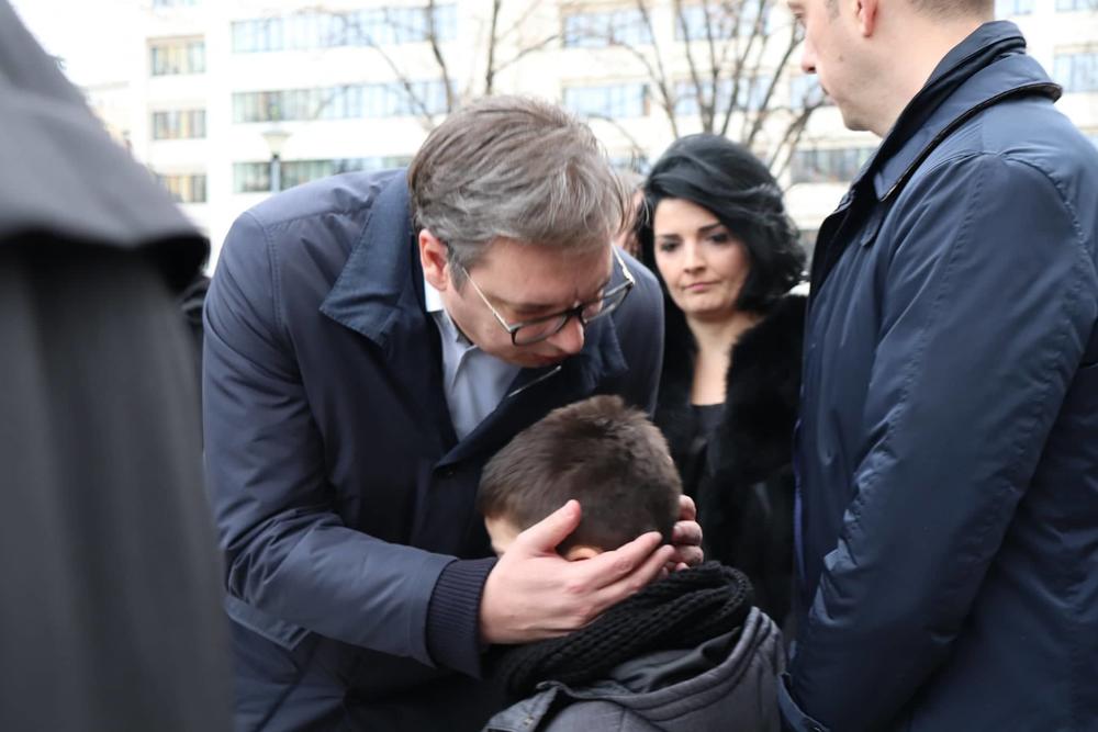 Aleksandar Vučić pozdravlja malog Bogdana, Oliverovog sina  