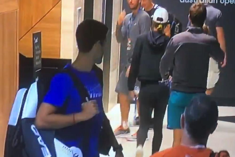 KAMERE SU SVE SNIMILE: Troicki pratio Đokovića na meč, pa se zaigrao sa međunožjem!