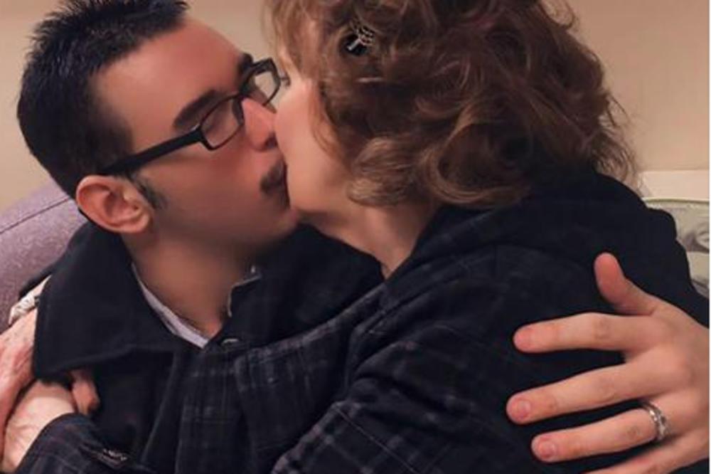 UPOZNALA GA JE NA SAHRANI SINA: Njoj je 71, a njemu 19 - i ludo se vole!