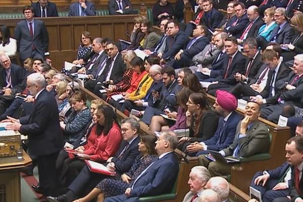 PRATITE UŽIVO: Britanski parlament upravo debatuje o rušenju Tereze Mej! (VIDEO)