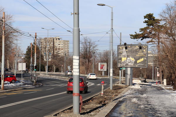 LJUDI, OVDE ĆE NEKO DA POGINE! U ovoj ulici na Dedinju nećete stići da ZAKOČITE NA CRVENO, razlog je sumanut!