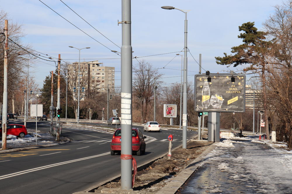 LJUDI, OVDE ĆE NEKO DA POGINE! U ovoj ulici na Dedinju nećete stići da ZAKOČITE NA CRVENO, razlog je sumanut!