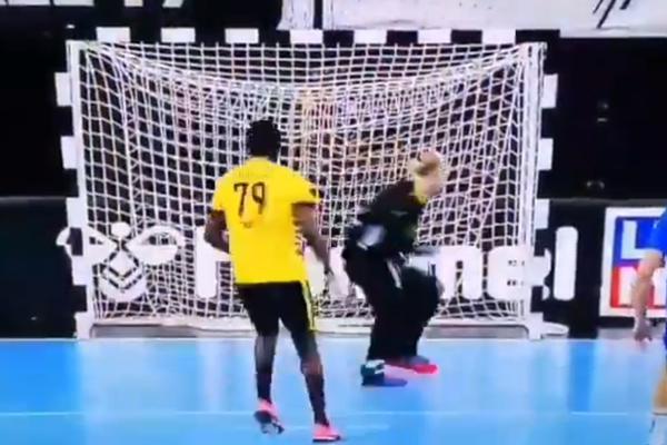 LOPTA IZLAZI IZ KADRA, ALI ZAVRŠAVA U GOLU: Jedan od najluđih sedmeraca u istoriji rukometa!