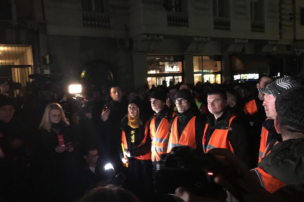 CEPALI PLAKATE VUČIĆA I DOBILI NOVČANU KAZNU: Aktivista LOKALNOG FRONTA mora da PLATI 10.000 DINARA