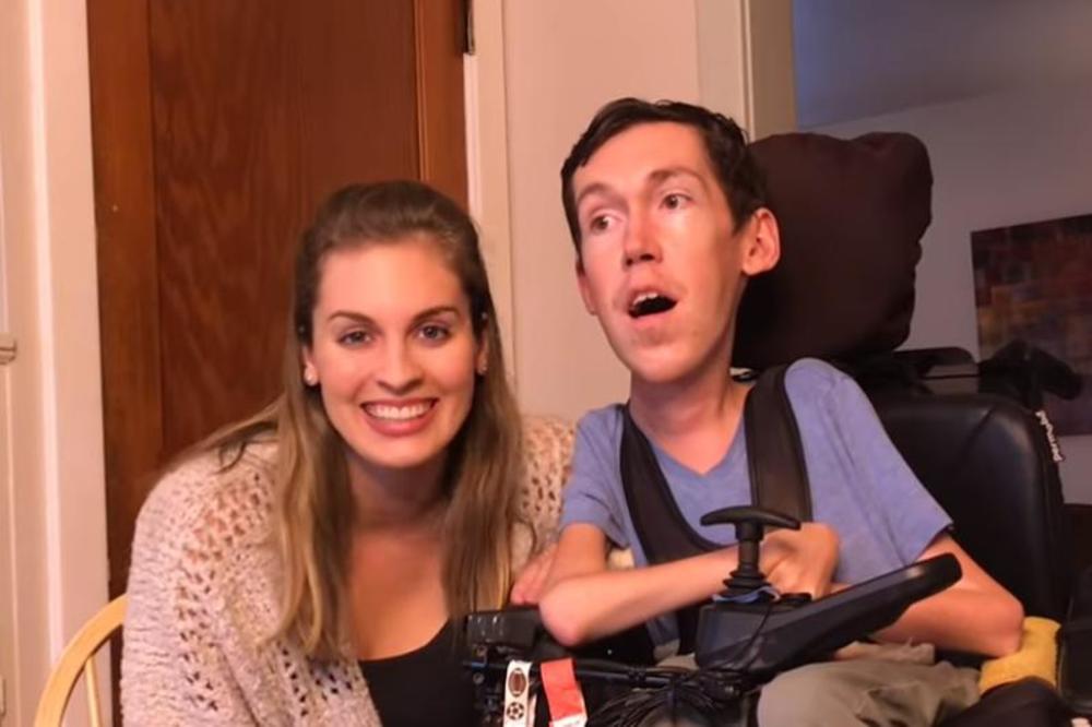 U KOLICIMA JE I IMA PRELEPU DEVOJKU ZA KOJOM SE SVI OKREĆU: Najlepša ljubavna priča na svetu! (VIDEO)