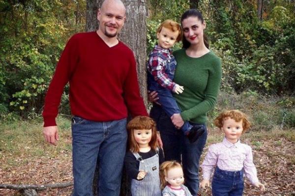 NAŠA PLASTIČNA DECA: Bračni par živi sa 30 lutaka, ono što rade sa njima je zaista JEZIVO! (FOTO)