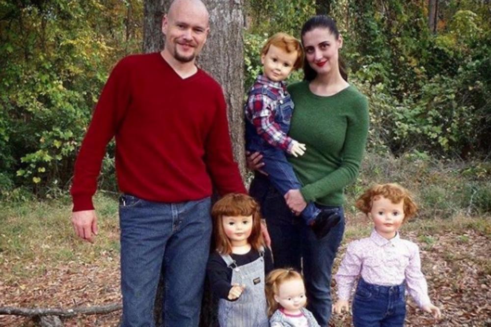 NAŠA PLASTIČNA DECA: Bračni par živi sa 30 lutaka, ono što rade sa njima je zaista JEZIVO! (FOTO)