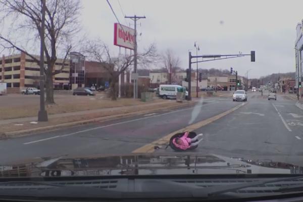 BEBA JOJ JE ISPALA IZ AUTOMOBILA U DEČIJEM SEDIŠTU: Majka je samo nastavila da vozi! (VIDEO)