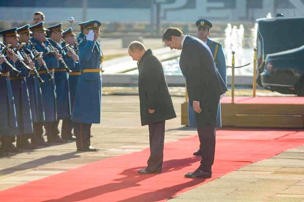 PUTIN SE POKLONIO SRPSKOJ ZASTAVI! Ono što je VLADIMIR uradio u Beogradu pamtiće svi Srbi (FOTO)