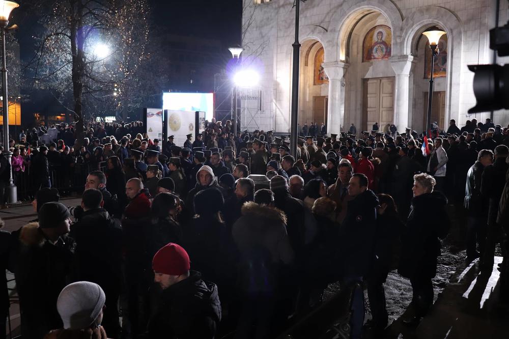 HAOS ISPRED HRAMA: Pred dolazak Vučića i Putina policija morala da reaguje zbog ALBANACA